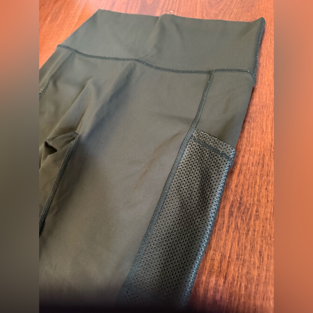 NWOT Aerie Offline Army Green High-Waisted Leggings with Mesh Pockets Large